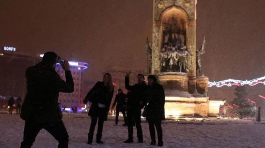 İstanbul'da Kar Yağışı Gece De Etkili Oldu