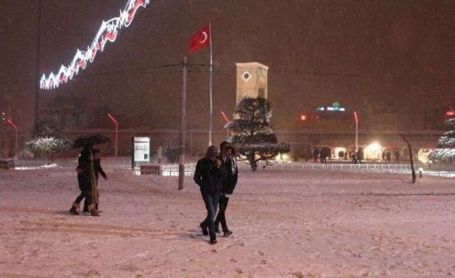 İstanbul'da Kar Yağışı Gece De Etkili Oldu