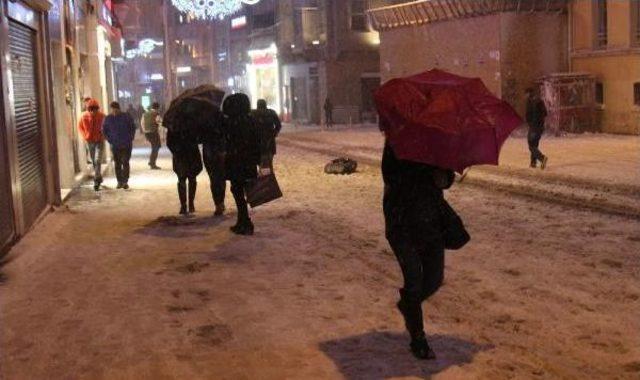 İstanbul'da Kar Yağışı Gece De Etkili Oldu