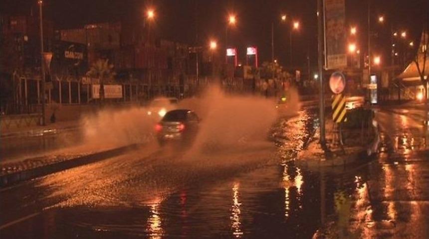 İzmir Yağmura Teslim