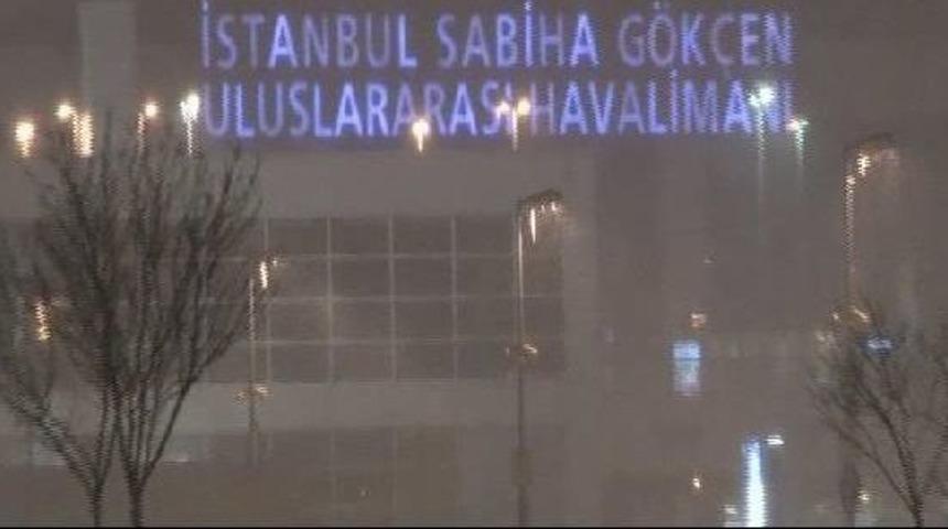 Sabina G&ouml;k&ccedil;ek Havalimanı'nda Taksi Kuyruğu