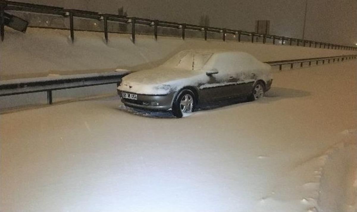 Tem Otoyolu&rsquo;nda Mahsur Kalan S&uuml;r&uuml;c&uuml;ler Kurtarılmayı Bekliyor