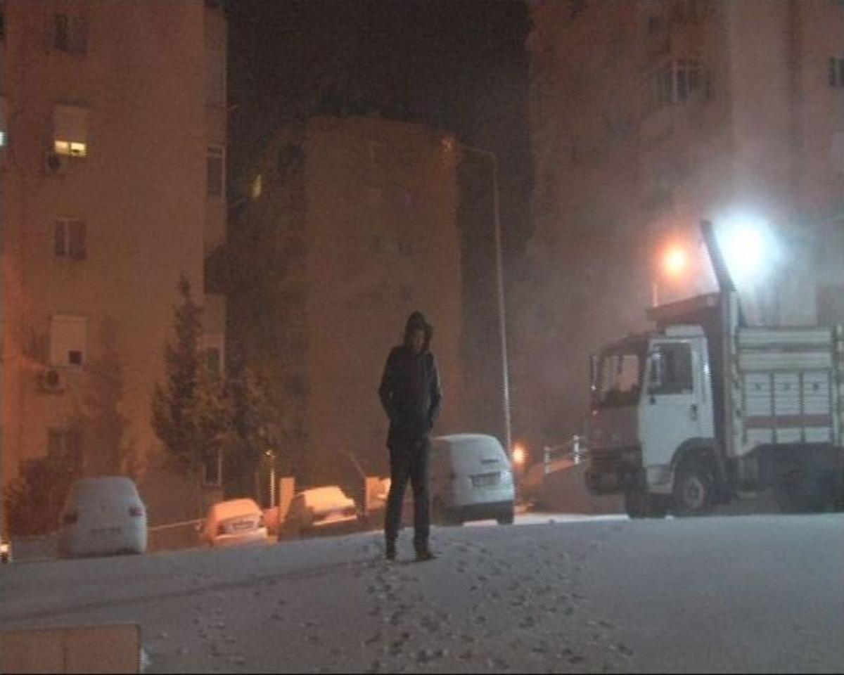 İzmirli Vatandaş Kar Yağışını &ldquo;ilgin&ccedil;&rdquo; Diye Yorumladı