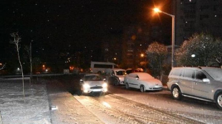 İzmir'de Sağanak Yağış Etkili Oldu