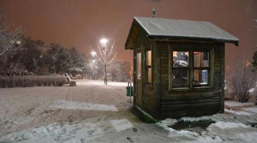 Bursa'da Kar Yağışı Etkili Oluyor