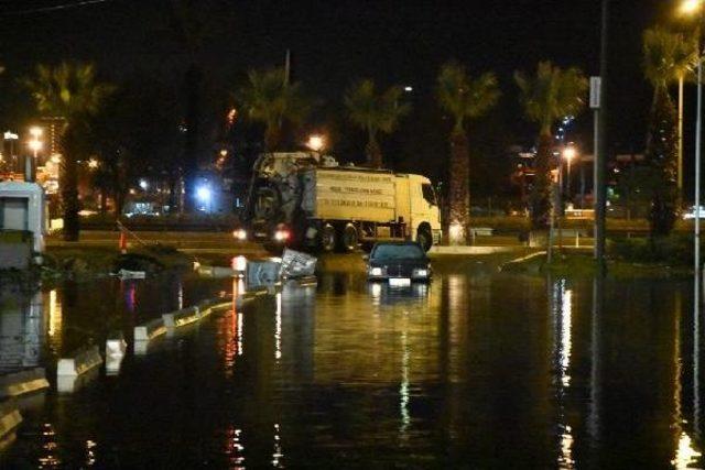 İzmir'de Sağanak Yağış Etkili Oldu