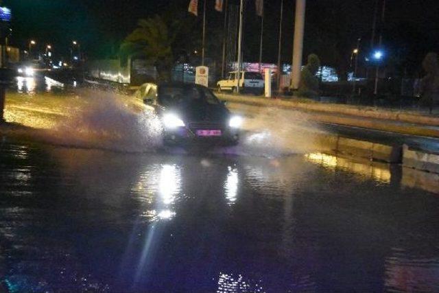 İzmir'de Sağanak Yağış Etkili Oldu