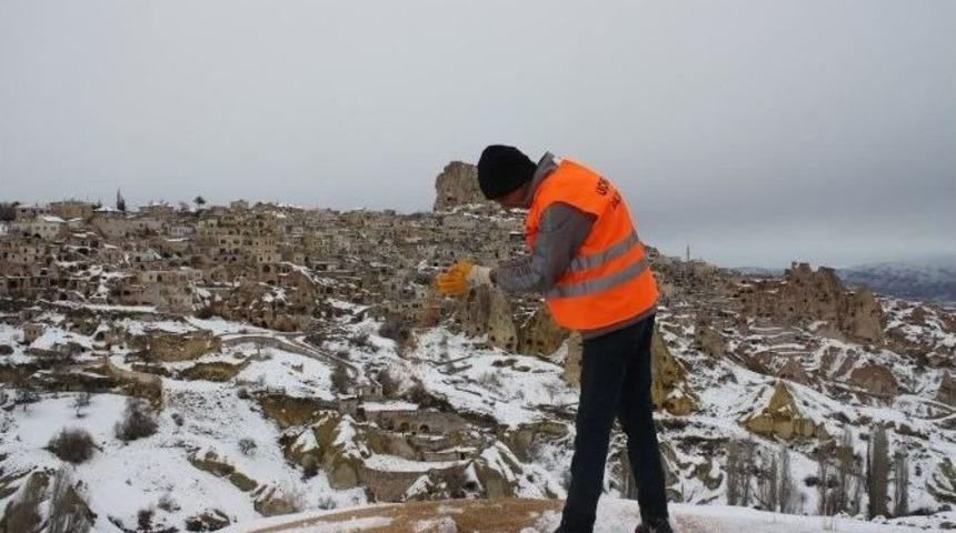 U&ccedil;hisar Belediyesi, Kuşlar İ&ccedil;in Doğaya Yem Bırakıyor