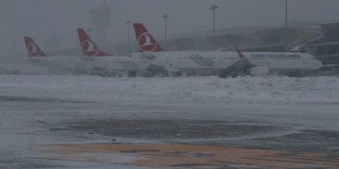 Atat&uuml;rk Havalimanında Karla M&uuml;cadele Devam Ediyor