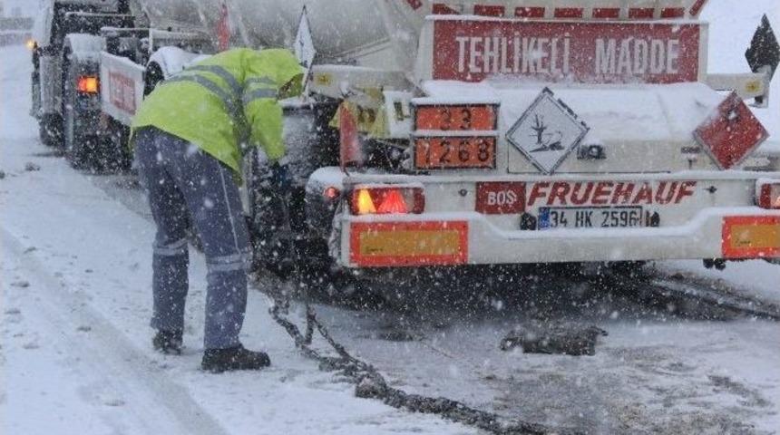 Bolu Dağında Kar Yağışı Hayatı Olumsuz Etkiliyor