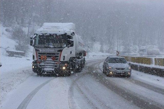 Bolu Dağında Kar Yağışı Hayatı Olumsuz Etkiliyor