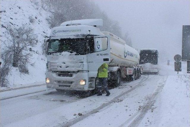 Bolu Dağında Kar Yağışı Hayatı Olumsuz Etkiliyor