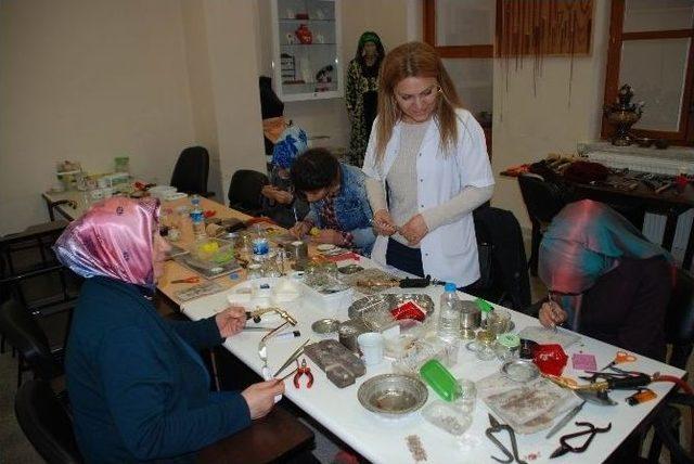 Diyarbakırlı Kadınlar Gençlik Ve Kültür Evinde Sanat Öğreniyor