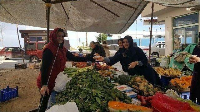 Ak Partili Kadınlar Pazarcı Esnafına Sıcak &Ccedil;orba Dağıttı 3