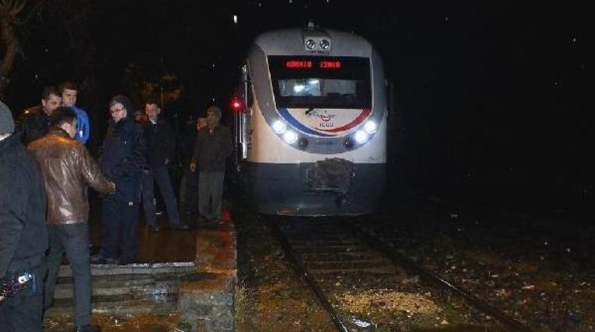 Tren, Hemzemin Geçitte Otomobile Çarptı: 1 Yaralı