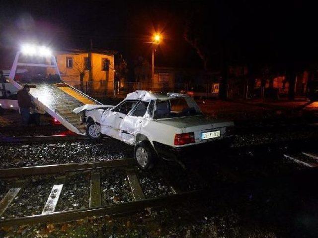 Tren, Hemzemin Geçitte Otomobile Çarptı: 1 Yaralı
