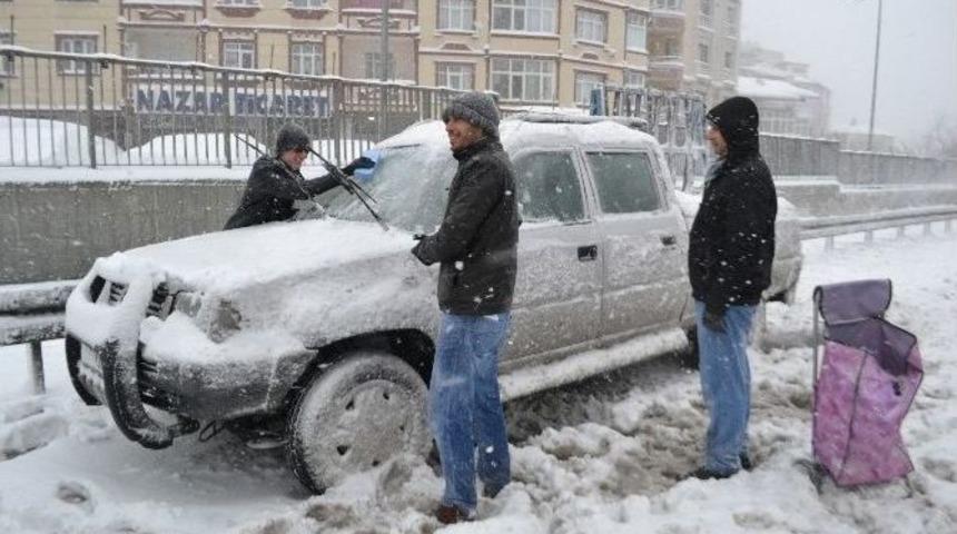 Kar Nedeniyle Yolda Kalan Aracını Sabah Almaya Geldi