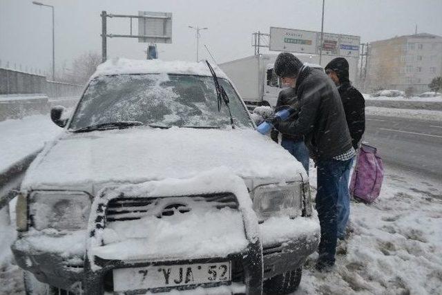 Kar Nedeniyle Yolda Kalan Aracını Sabah Almaya Geldi