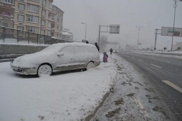 Kar Nedeniyle Yolda Kalan Aracını Sabah Almaya Geldi