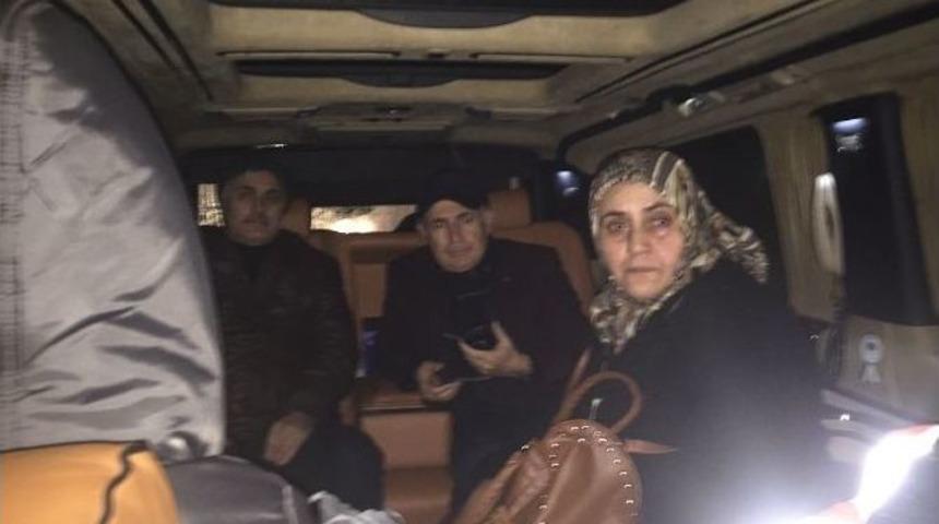 Başkan Akg&uuml;n, Karda Yolda Kalan Vatandaşları Makam Aracıyla Taşıdı