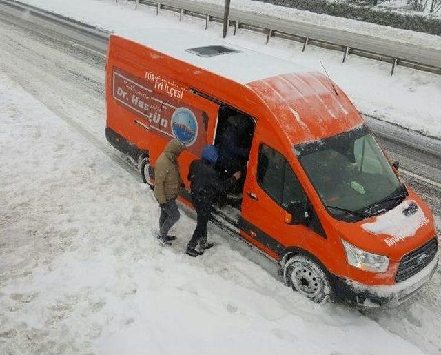 Başkan Akgün, Karda Yolda Kalan Vatandaşları Makam Aracıyla Taşıdı