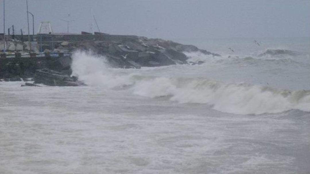 Karadenizde Dev Dalgalar Sahilleri D&ouml;v&uuml;yor