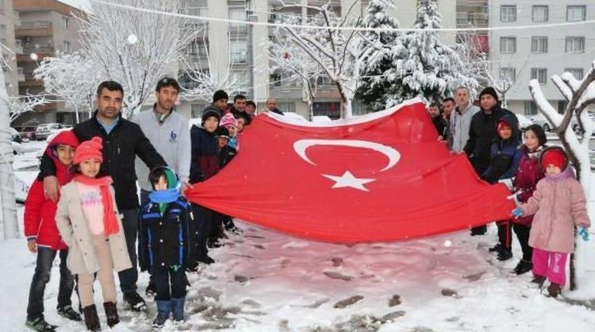 Manisa'da Kar Topu Oynayanlar, Bayrak A&ccedil;ıp Ter&ouml;r&uuml; Lanetledi