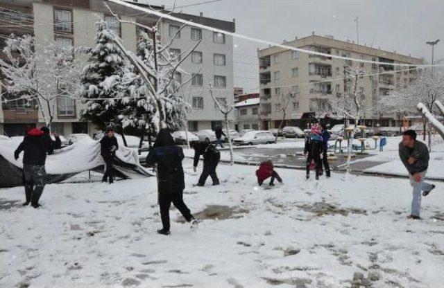 Manisa'da Kar Topu Oynayanlar, Bayrak Açıp Terörü Lanetledi