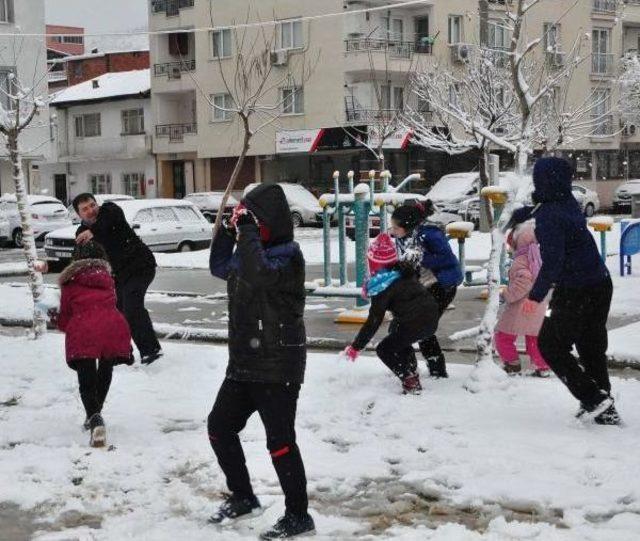 Manisa'da Kar Topu Oynayanlar, Bayrak Açıp Terörü Lanetledi