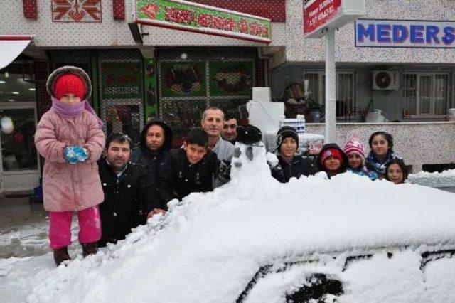 Manisa'da Kar Topu Oynayanlar, Bayrak Açıp Terörü Lanetledi