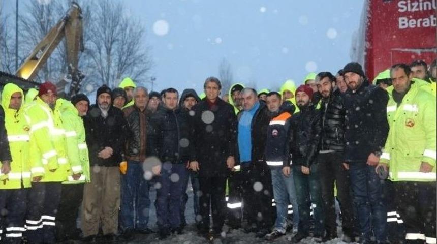 Fatih Belediyesi Karla M&uuml;cadele &Ccedil;alışmalarını S&uuml;rd&uuml;r&uuml;yor