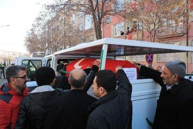 Kahraman Şehidin Naaşı Son Yolculuğu Öncesi Baba Evine Getirildi