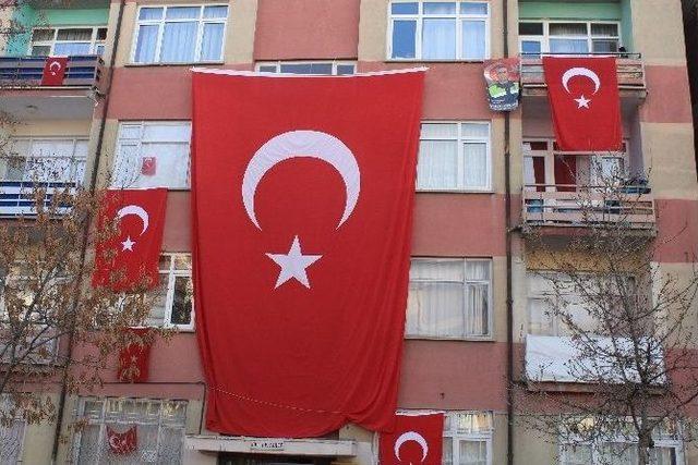 Kahraman Şehidin Naaşı Son Yolculuğu Öncesi Baba Evine Getirildi