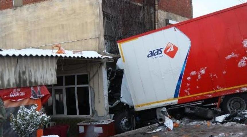 Tır Kahvehaneye Girdi: 1 Yaralı