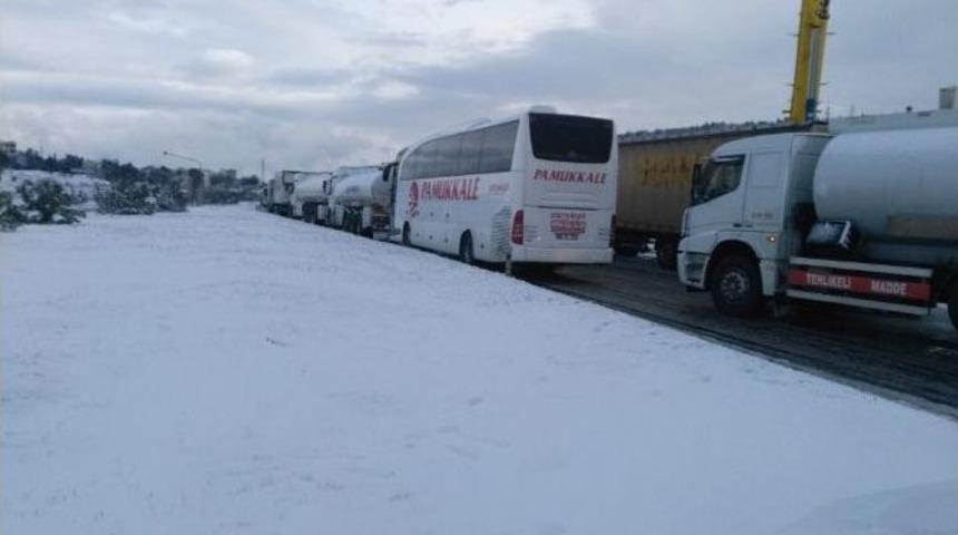İzmir&rsquo;de Ulaşıma Kar Engeli