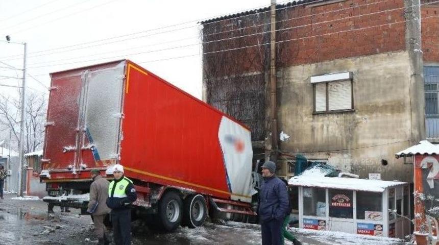 Manisa&rsquo;da Tır Kahvehaneye Daldı: 1 Yaralı