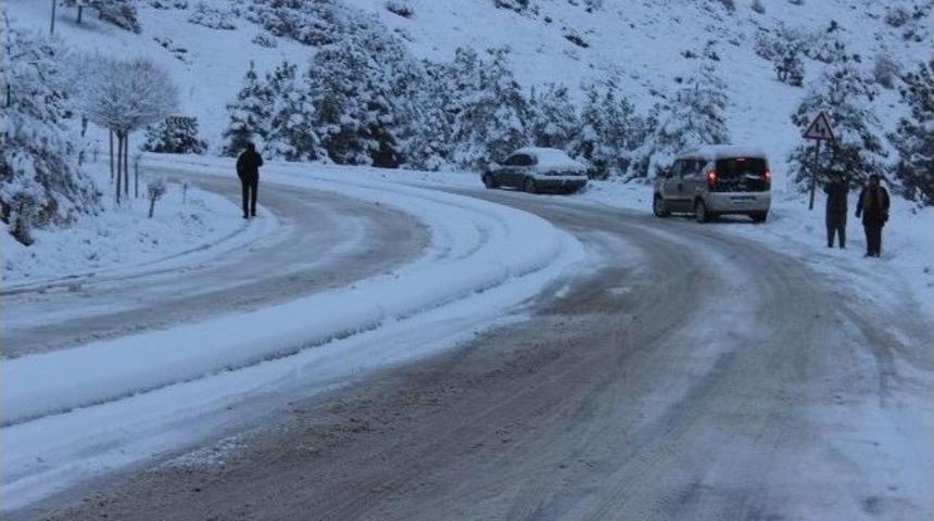 Kar, K&uuml;tahya&rsquo;nın Tavşanlı İl&ccedil;esinde Etkili Oldu