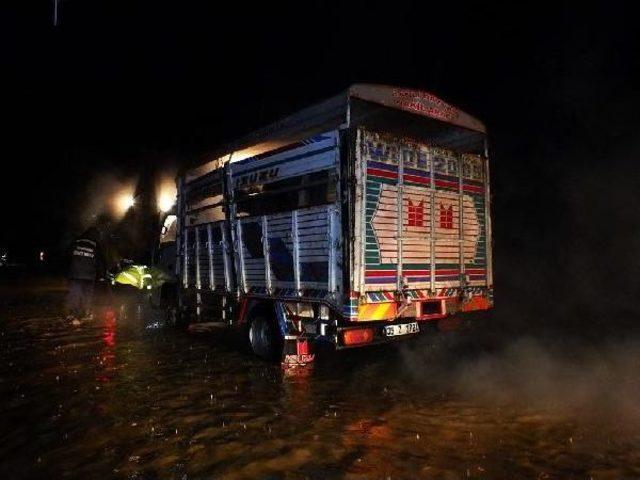 İzmir in Il&ccedil;elerinde Yağmur, Y&uuml;ksek Kesimleri Ise Kar Etkiledi 1