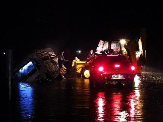 İzmir in Il&ccedil;elerinde Yağmur, Y&uuml;ksek Kesimleri Ise Kar Etkiledi 2