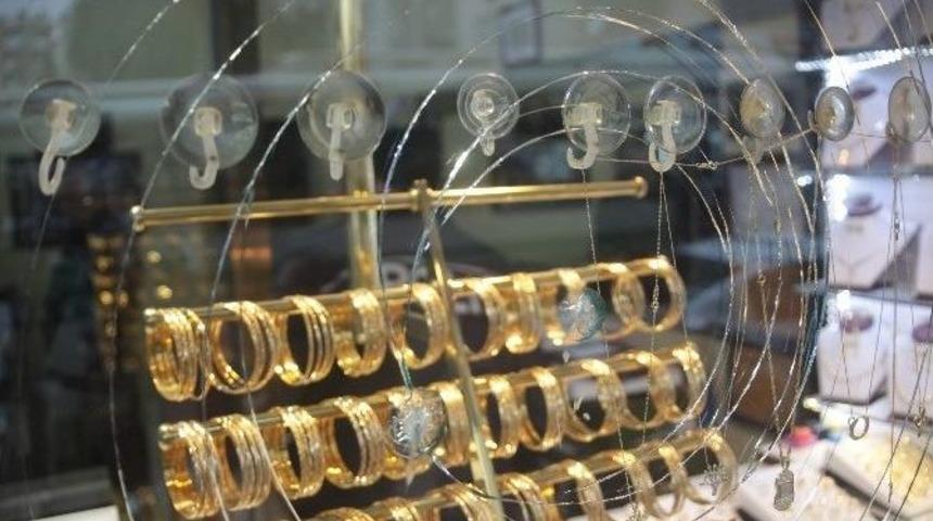 Camı Kıramayan Soyguncular Altınları &Ccedil;alamadı