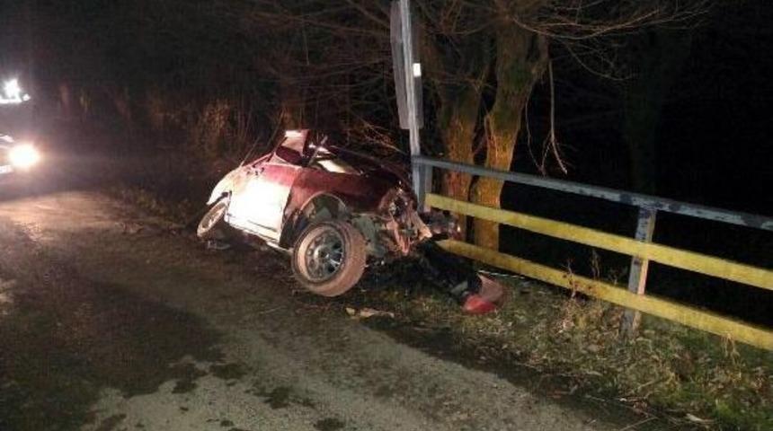 Otomobil K&ouml;pr&uuml; Korkuluklarına &Ccedil;arptı: 1 &Ouml;l&uuml;, 2 Yaralı