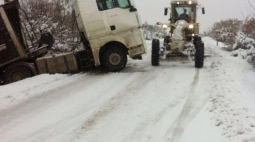 Yoldan &Ccedil;ıkan Tır Bilecik-bursa Karayolunun Tek Şeritten İlerlemesine Neden Oldu