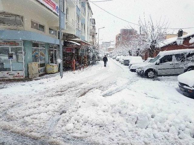 Gördes’e Kar Yağışı Etkili Oluyor