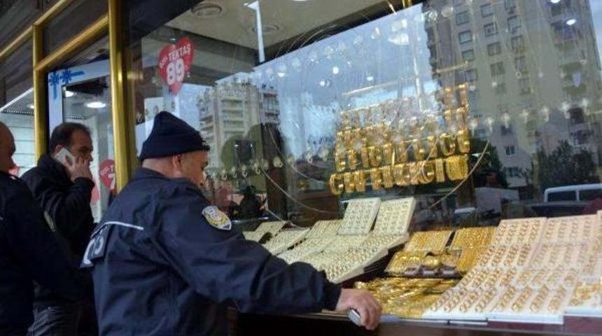 Soyguncu, Taşla Kuyumcu Camını Kıramayınca Ka&ccedil;tı