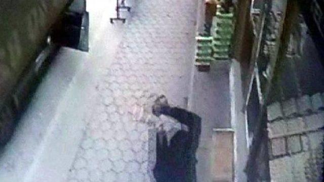 Soyguncu, Taşla Kuyumcu Camını Kıramayınca Ka&ccedil;tı 1