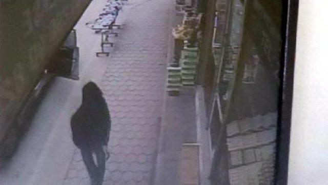 Soyguncu, Taşla Kuyumcu Camını Kıramayınca Ka&ccedil;tı 2