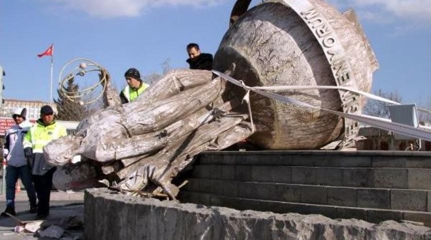 Kayseri'de Lodos Ağa&ccedil;ları Devirdi, Reklam Panolarını U&ccedil;urdu