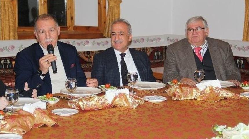Rekt&ouml;r &Ccedil;omaklı, Erzurumlu Sanayici Ve İş Adamlarını Ağırladı