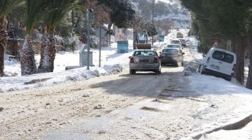 Tatil Kenti Fo&ccedil;a&rsquo;da Kar Kalınlığı 20 Santim