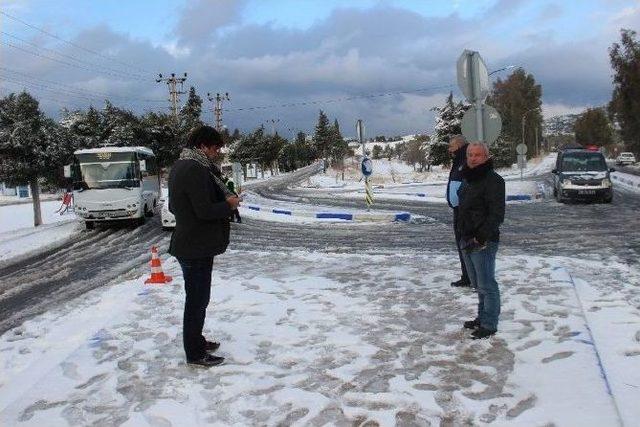 Tatil Kenti Foça’da Kar Kalınlığı 20 Santim